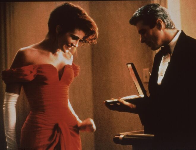 Pretty Woman (1990) | O vestido vermelho usado por Julia Roberts naquela que é uma das cenas mais emblemáticas do filme. Consta que o vestido esteve quase para ser preto, mas a designer Marilyn Vance conseguiu convencer o realizador e produtores para que fosse vermelho.