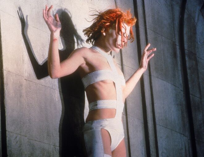 O Quinto Elemento (1997) | O guarda-roupa deste filme futurista foi desenhado por Jean Paul Gaultier. Este, em específico, usado por Milla Jovovich é um dos mais icónicos. 