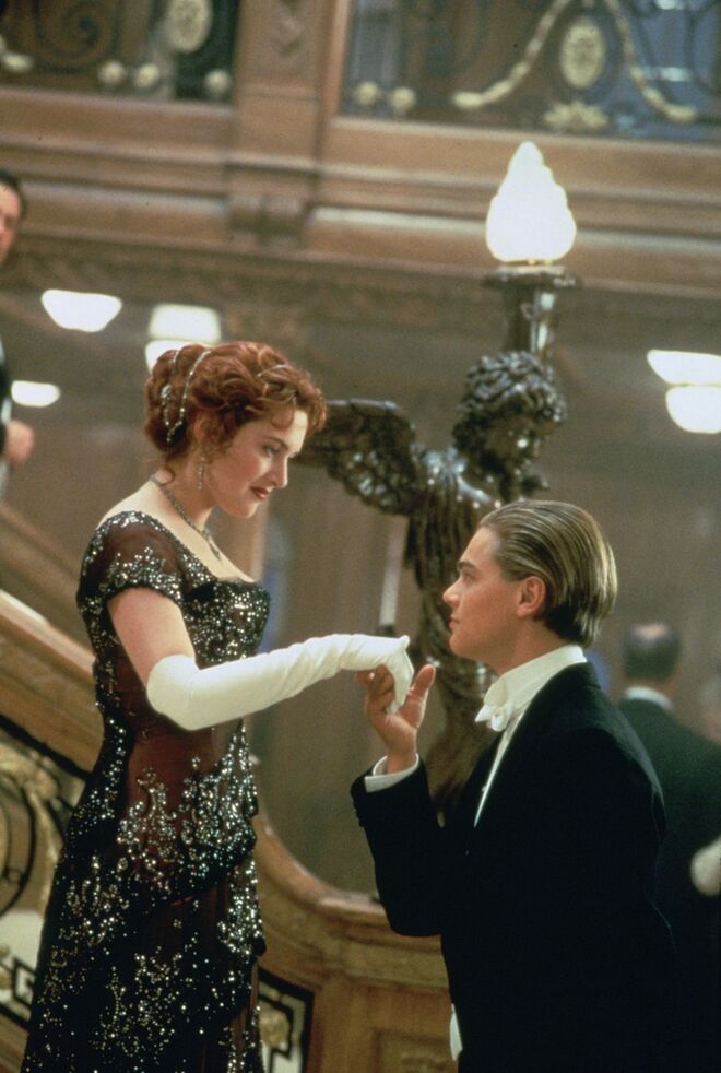 Titanic (1997) | O vestido de noite, usado por Kate Winslet na cena do célebre jantar a bordo do Titanic, foi uma criação de Deborah Lynn Scott (que nesse ano ganhou o Óscar para Melhor Guarda-Roupa).