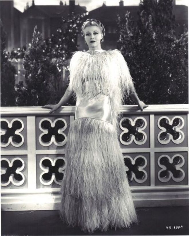 Top Hat (1935) | Foi com este vestido de plumas que Ginger Rogers encantou dançando com Fred Astaire um número que se tornou mítico: Cheek to Cheek.
