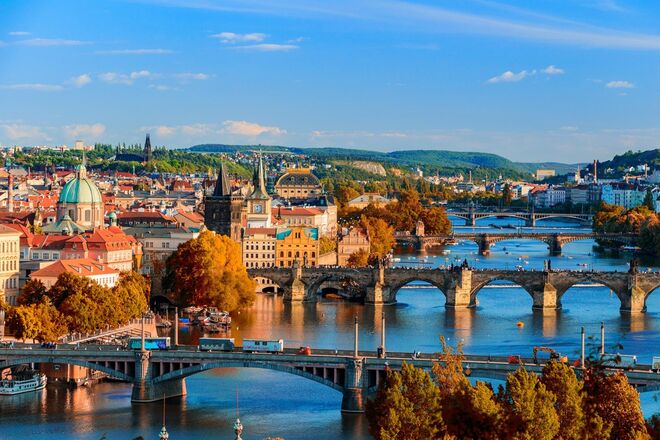 TOURO (20 de abril – 20 de maio): PRAGA | A beleza e a estabilidade são muito importantes para as mulheres e os homens deste signo que preferem assentar num só local em vez de se mudarem constantemente. Os nativos deste signo gostam de cozinhar, de sair à noite e dão bastante importância ao dinheiro, por isso precisam de viver num lugar calmo, mas perto de boas oportunidades de trabalho. Praga, na República Checa, é um dos mais belos centros urbanos da Europa e pode ser a cidade ideal para os nativos deste signo: o custo de vida é relativamente baixo e a cidade não é tão movimentada como outras capitais vizinhas.