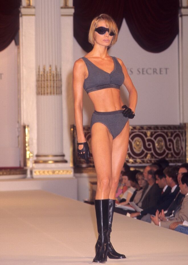 Angelika Kallio no desfile de 1995 no Hotel Plaza, em Nova Iorque.