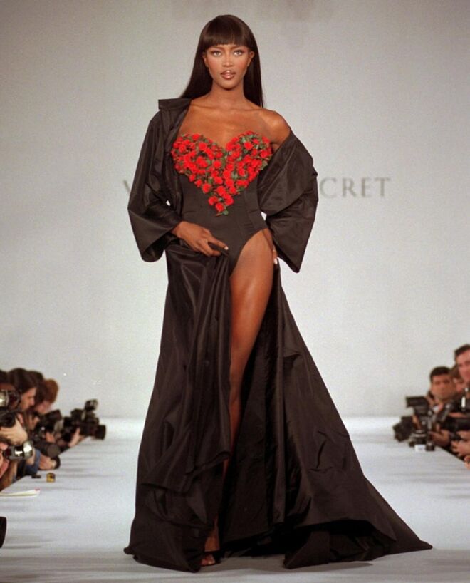 Naomi Campbell no desfile de 1996 no Hotel Plaza, em Nova Iorque.