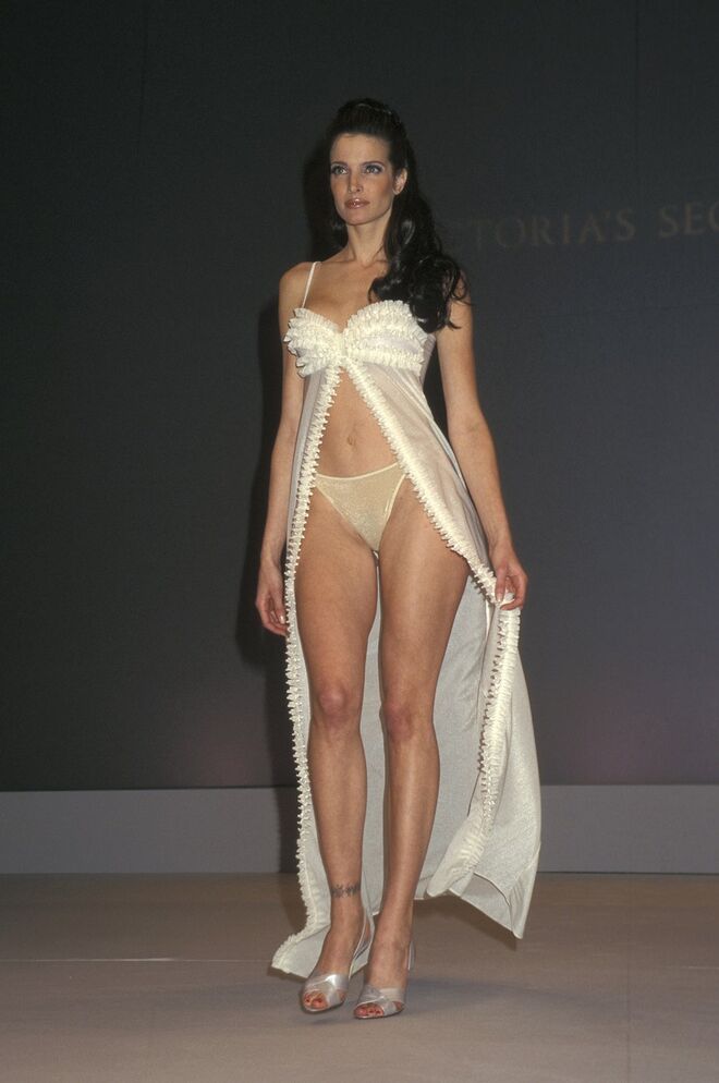 Stephanie Seymour no desfile de 1997 no Hotel Plaza, em Nova Iorque.