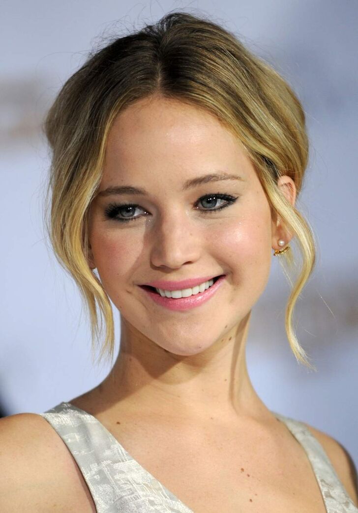 Jennifer Lawrence | Logo após a Sony ter sido invadida por hackers e ter posto à vista de todos documentos importantes sobre a indústria do cinema, Jennifer Lawrence descobriu que ela e a colega de elenco Amy Adams tinham recebido um valor monetário inferir ao dos colegas do sexo masculino, pelo filme Golpada Americana (American Hustle, 2013). Admitindo que poderia ter negociado melhor no contrato do filme, e em carta aberta, Lawrence expressou o seu descontentamento em relação à situação. “Eu estaria a mentir se não admitisse que o facto de ter querido ser apreciada tivesse influenciado a forma como negociei sem ripostar. Eu não quis parecer ‘difícil’ nem mimada.” Sobre a reação de Lawrence, David O. Russell terá dito: “Eu suporto a igualdade salarial, mas não é o meu trabalho negociar os pagamentos.” 