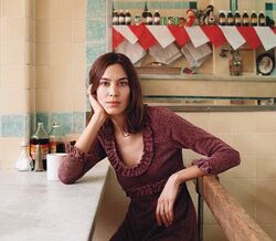 A primeira carteira desenhada por Alexa Chung está à venda por menos de 30 euros