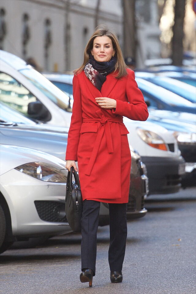 Letizia de Espanha | Em 2015, Letizia fez a sua primeira viagem de cooperação humanitária às Honduras e a El Salvador e em 2017 foi sozinha (e pela primeira vez) às cidades de Dakar e Ziquinchor. O seu envolvimento em causas solidárias tem, ainda assim, vincado o seu papel na monarquia espanhola. Entre as causas que mais apoia estão as relacionadas com doenças raras, a educação e a alimentação. 