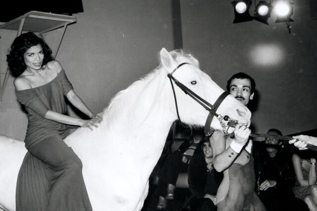 Na festa de anos do designer Halston, no Studio 54