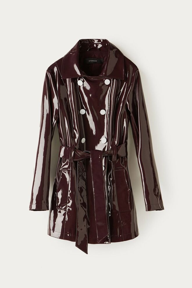 O trench-coat em vinil bordeaux: Uterque (preço sob consulta)