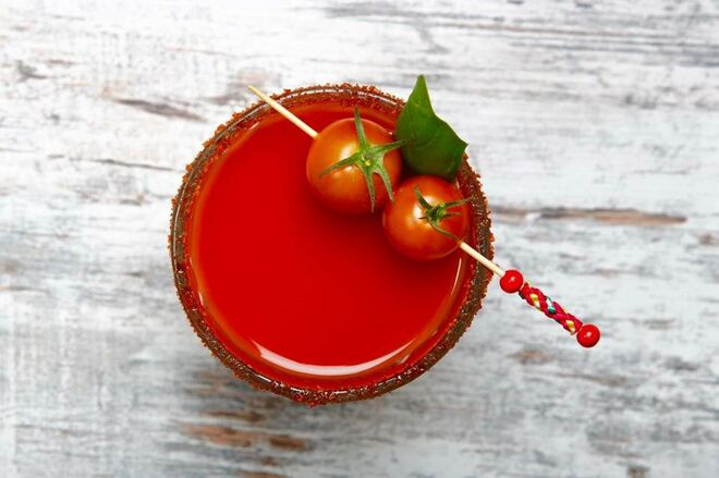 Beber um cocktail no Red Frog