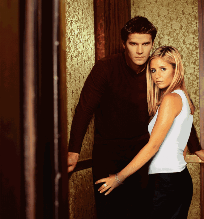 Buffy (Sarah Michelle Gellar) e Angel (David Boreanaz), em Buffy, Caçadora de Vampiros (1997-2003)