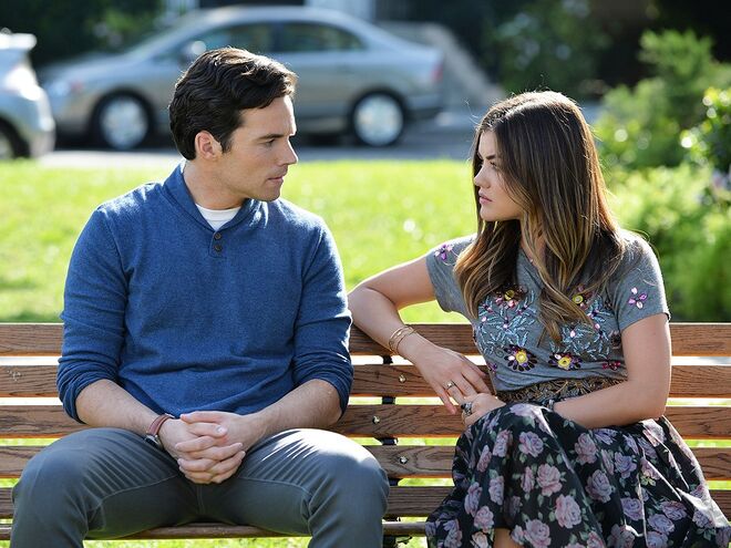 Aria (Lucy Hale) e Ezra (Ian Harding), em Pretty Little Liars (2010-2017)