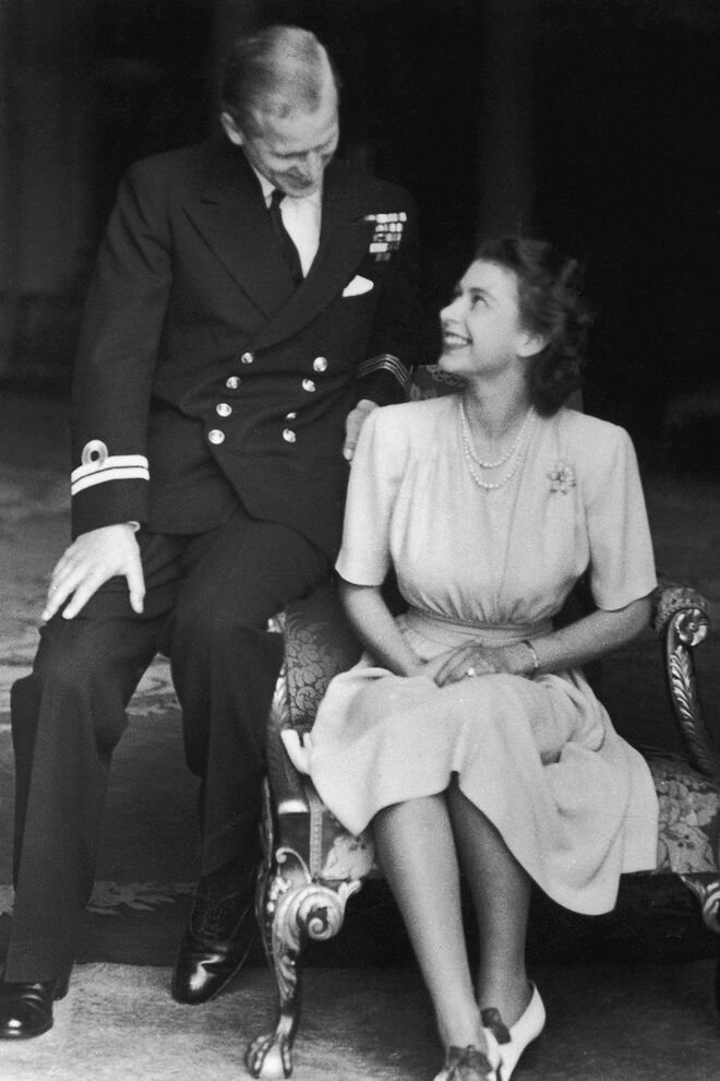 Isabel II e o príncipe Philip no dia do noivado