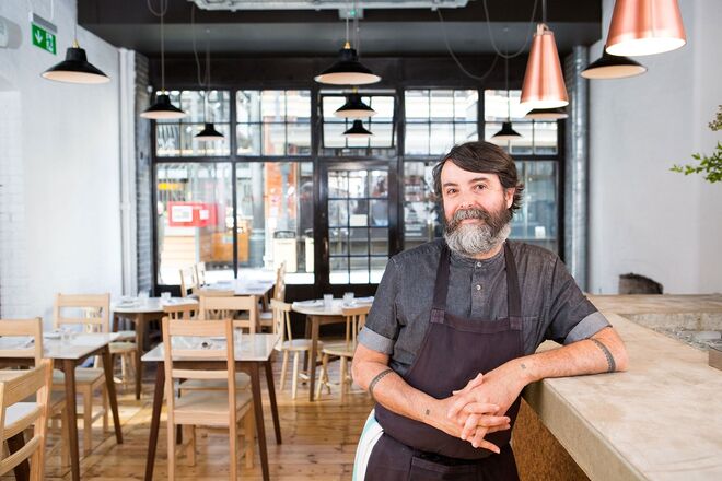 LANÇAMENTO DE LIVRO | A loja Vintage Department recebe o lançamento do livro O Lisboeta: Recipes from Portugal’s City of Light, de Nuno Mendes, chef nos restaurantes Chiltern Firehouse e Taberna do Mercado, ambos em Londres. O evento está marcado para hoje, às 18h30.