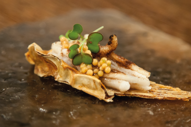 JANTAR OUT OF THE BOX | O chef portuense Vasco Coelho Santos ruma até Lisboa para fazer um jantar fora da caixa n’O Apartamento, no dia 10 de novembro. O tema escolhido pelo chef é o vegetarianismo e conta assim com um menu degustação que exclui a carne e o peixe.