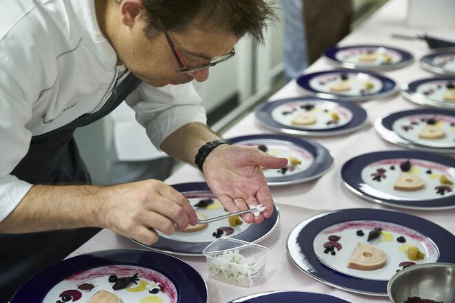 CONGRESSO DOS COZINHEIROS | Entre os dias 10 e 13 de novembro, mais de 40 chefs e profissionais de cozinha discutirão com o público as novas realidades do sector em que trabalham. Entre eles estão Nuno Diniz, que traz à sua performance o Fumeiro de Montalegre, Diogo Amorim, da Padaria Gleba, que irá abordar o pão, e nomes internacionais como Anthony Gonçalves, do famoso Kanopi, em Nova Iorque, e Michel van der Kroft, com duas estrelas Michelin no restaurante holandês T Nonnetje. O evento tem lugar no Centro de Congressos em Lisboa e os preços das entradas podem ser consultados em congressodoscozinheiros.etaste.pt.