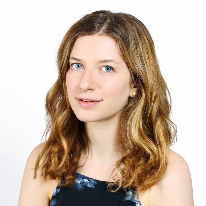 MATTIE KAHN | Escreve sobre cultura e política para o site elle.com, onde também é editora. O seu trabalho sobre como é ser uma mulher nos tempos modernos já foi publicado em revistas como a Elle, Glamour, The Gentlewoman e Cherry Bombe. Junta-se a Caroline Rush para falar sobre a beleza nos dias de hoje.