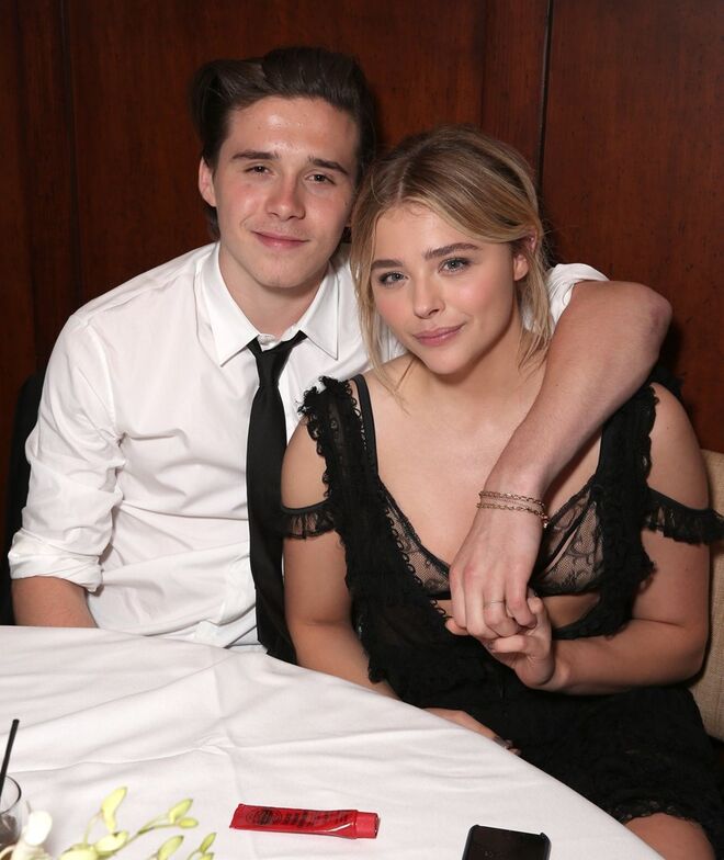 BROOKLYN BECKHAM E CHLOE MORETZ | Conheceram-se em 2014, quando surgiram as primeiras notícias de que estariam juntos, mas só o confirmaram em 2016. Em setembro desse ano, o casal separou-se, acabando por voltar a reatar em março de 2017.