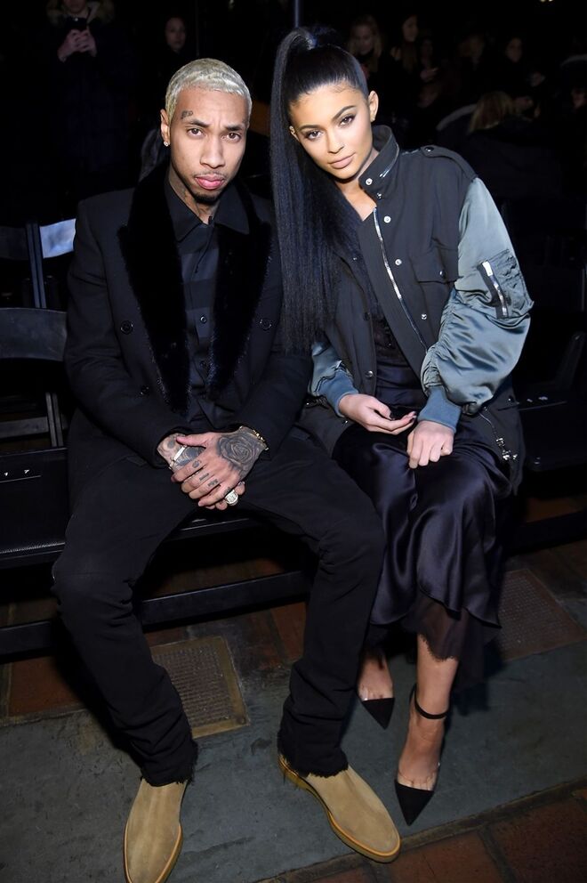 TYGA E KYLIE JENNER | Tornaram oficial o relacionamento durante a festa do 18.º aniversário de Kylie, no México, em 2015, mas rapidamente surgiram rumores de que as coisas já não estavam bem. Durante todo o ano de 2016, tentaram dar várias oportunidades à relação, mas resolveram acabar em definitivo em abril de 2017. 