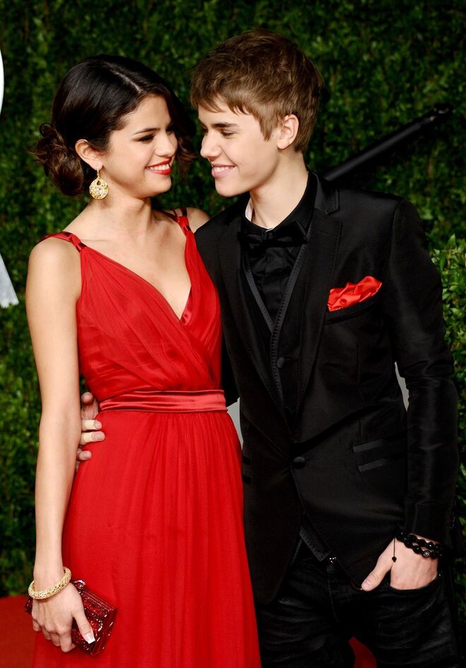 JUSTIN BIEBER E SELENA GOMEZ | Desde 2011 que os dois jovens cantores se separam e voltam a reatar. Depois daquilo que pareceu ser a derradeira separação, em 2014, tudo indica que voltaram a namorar, sendo que Gomez acaba de terminar uma relação com The Weeknd.
