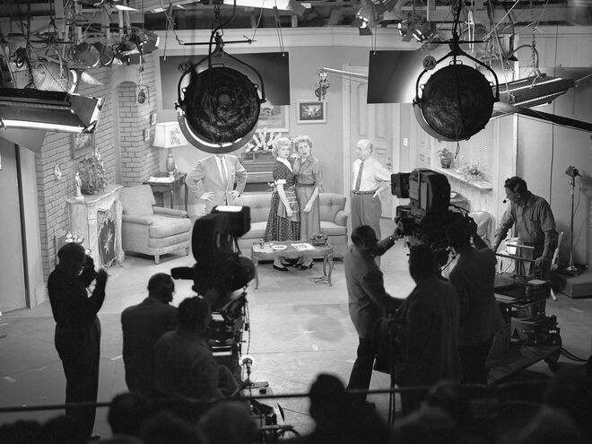 Bastidores de I Love Lucy com Lucille Ball (à esquerda)