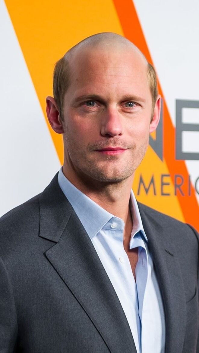 ALEXANDER SKARSGARD | O ator rapou recentemente parte do cabelo para o seu novo papel no filme The Hummingbird Project, onde irá contracenar com Jesse Eisenberg e Salma Hayek.