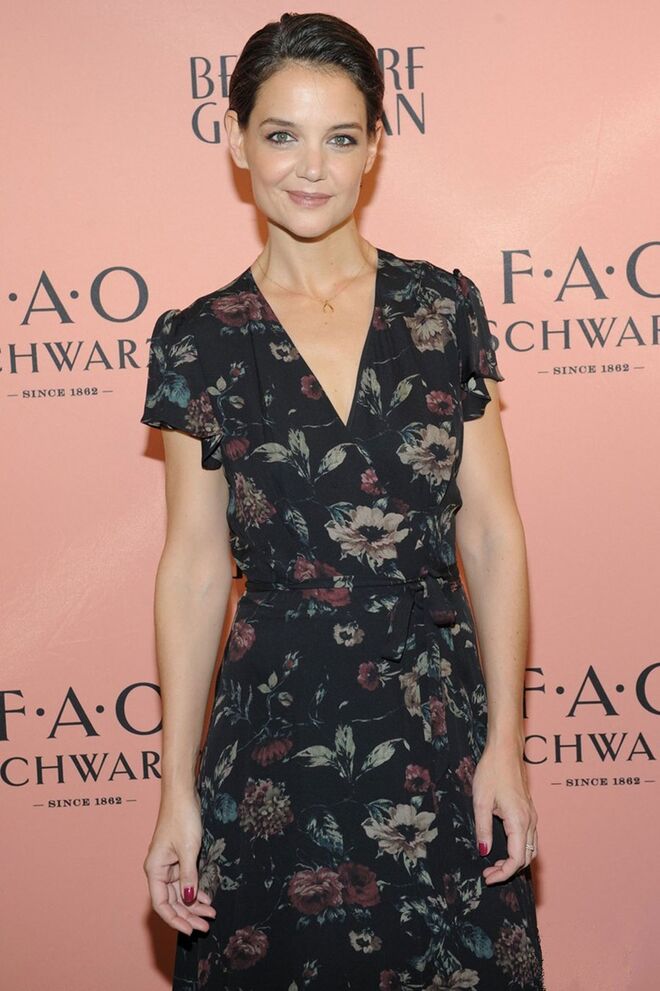 KATIE HOLMES | Esta não é a primeira vez que Katie Holmes corta o cabelo bem curto num pixie cut. Dez anos depois, a atriz voltou a cortar o seu cabelo comprido para o filme Doorman.