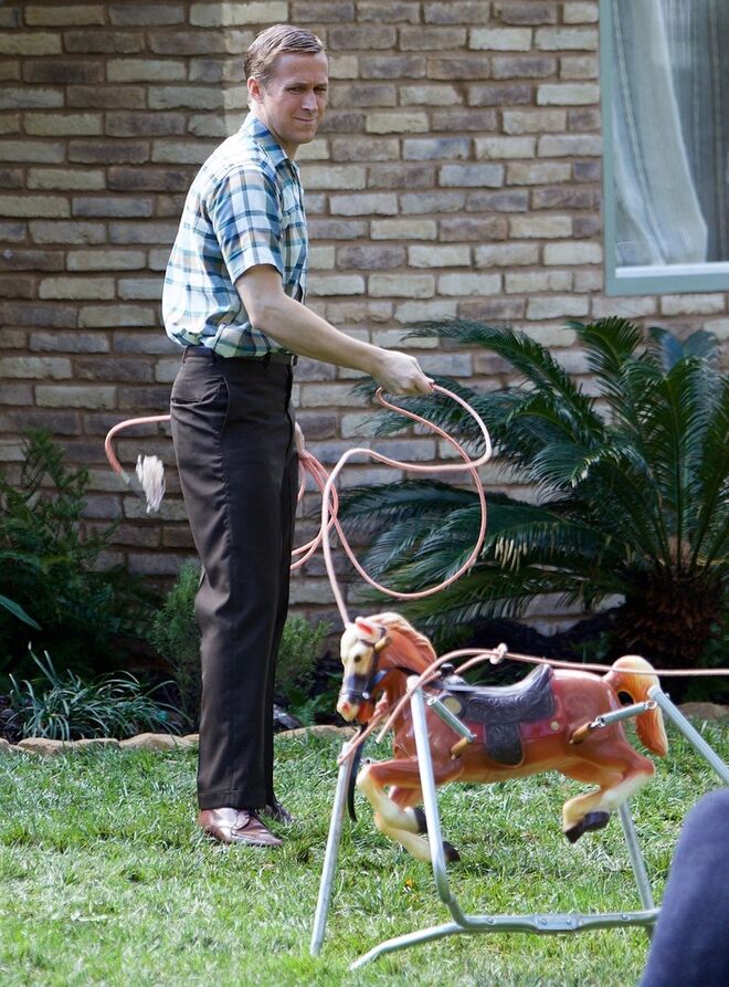 RYAN GOSLING | Para interpretar Neil Armstrong no novo filme biográfico First Man, o protagonista de La La Land apareceu com um aspeto visivelmente envelhecido graças ao guarda-roupa e à maquilhagem.