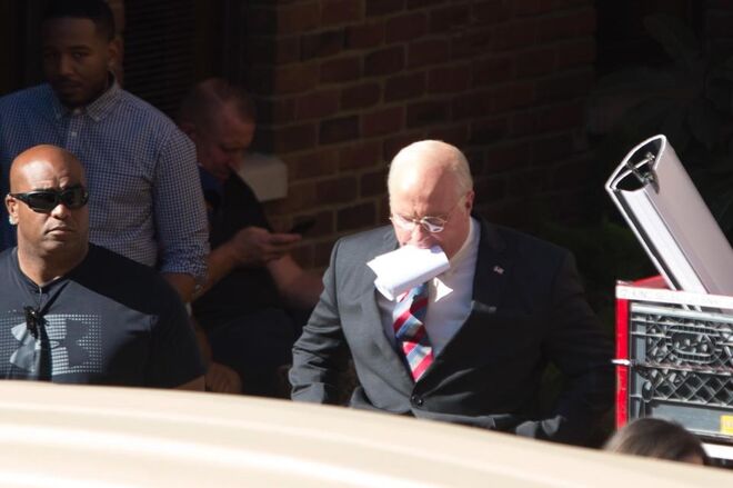 CHRISTIAN BALE | O ator ganhou muito peso e descolorou as sobrancelhas para interpretar Dick Cheney, aquele que já foi considerado o vice-presidente mais poderoso dos Estados Unidos, no novo filme Backseat. O ator já é conhecido pelas suas transformações dramáticas para certos papéis desde que perdeu cerca de 30 kg para o filme O Maquinista ou quando ganhou uma enorme barriga em A Golpada Americana. 