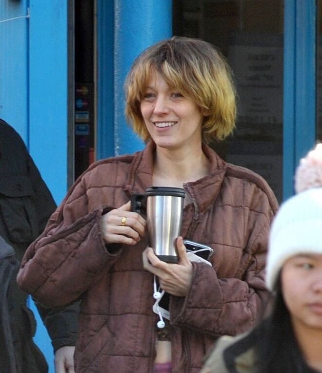 BLAKE LIVELY | A atriz apareceu nas filmagens do thriller The Rhythm Section, quase irreconhecível, com o cabelo curto, roupa oversized e sem maquilhagem.
