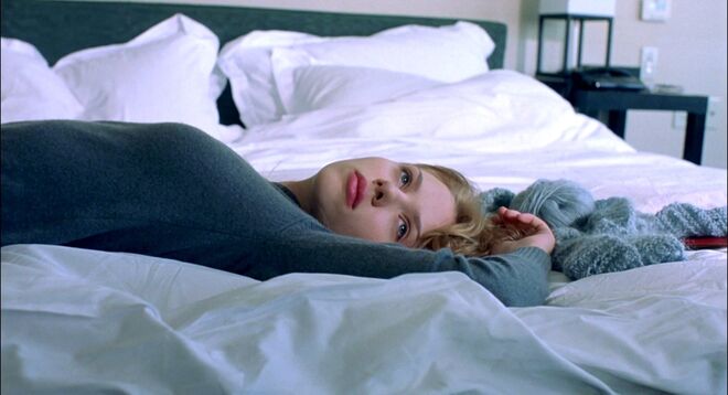 A protagonista é Charlotte (Scarlett Johansson) que se crujza com um desconhecido durante a sua estadia num hotel em Tóquio.