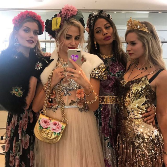 Antes do desfile com Pixie Lott, Emma Weymouth e Lottie Moss.