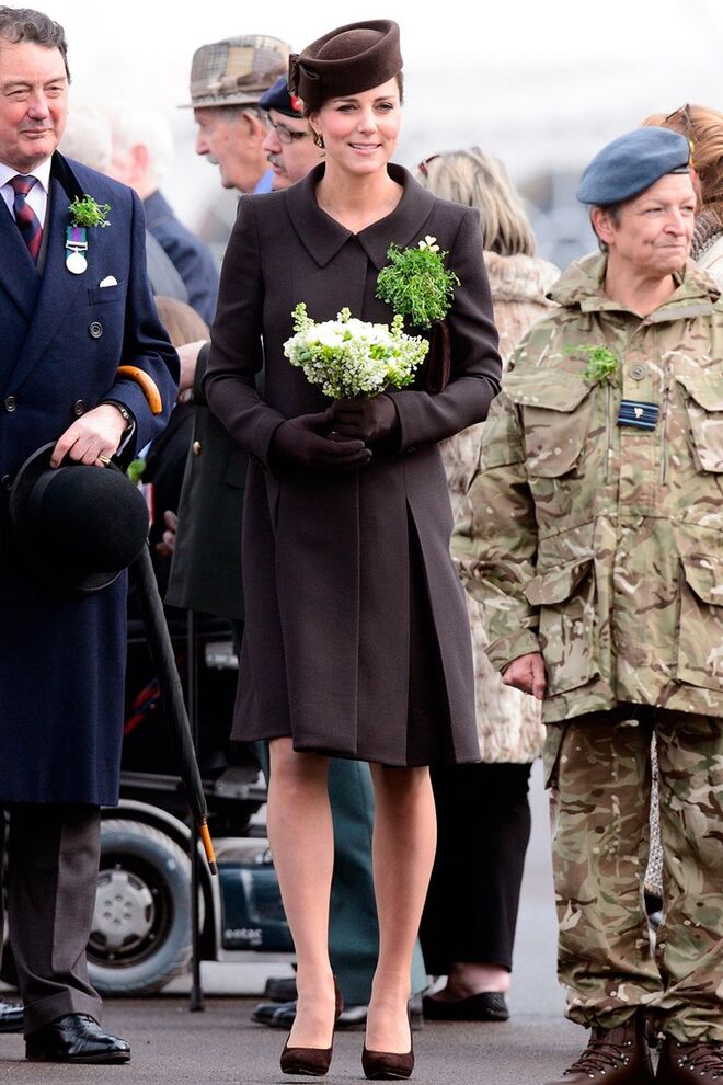 Com um casaco de Catherine Walker e um chapéu Lock&Co. (março 2015)