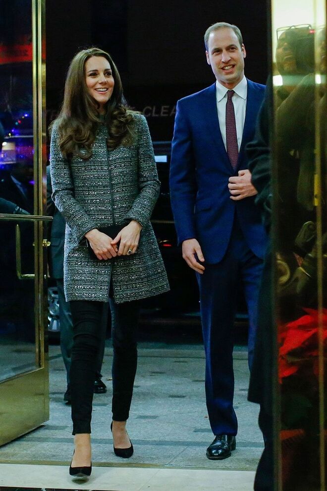 Com um casaco Tory Burch (dezembro 2014)