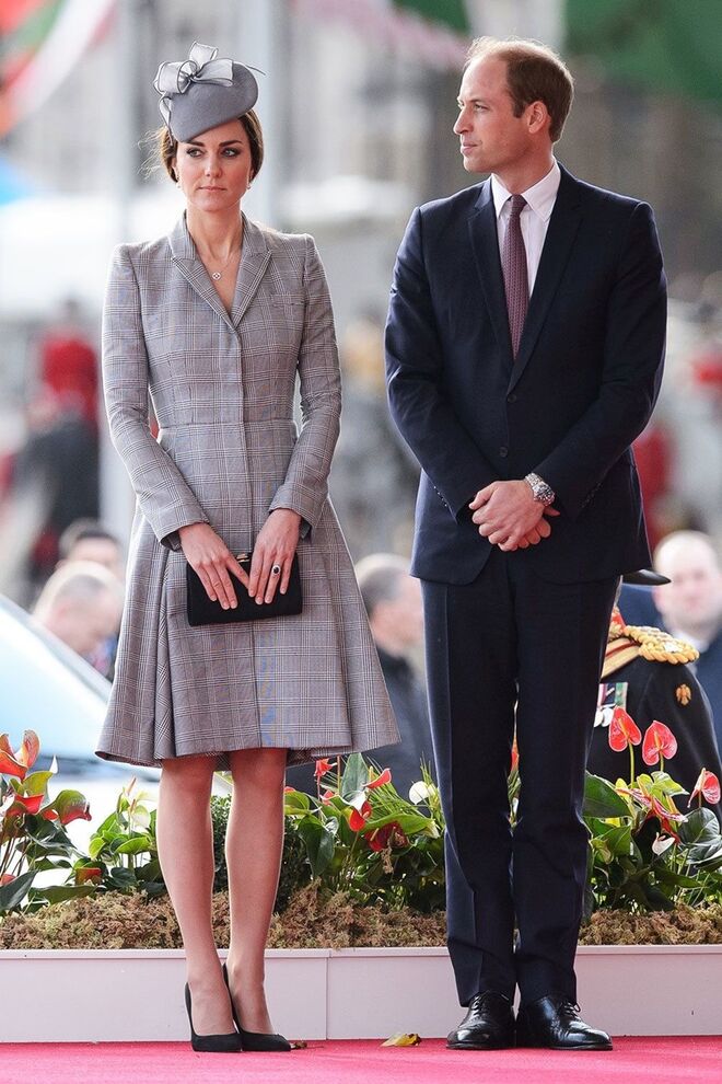Com um vestido Alexander McQueen, sapatos Prada, chapéu de Jane Taylor e clutch de Jenny Packham (outubro 2014)