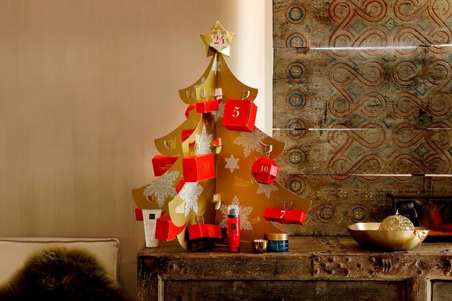 Com o objetivo de celebrar a época de paz, partilha e felicidade típica desta quadra, a Rituals relança a tradição do Advento com um calendário XXL. Há 24 surpresas para descobrir, sendo que os domingos estão reservados para produtos especiais, como edições limitadas, desenhadas exclusivamente para o The Ritual of Advent. A versão deluxe conta com mais produtos de luxo, como o perfume Fleurs de l’Himalaya em tamanho de viagem e o protetor solar de inverno, perfeito para se preparar para o fim de ano.
Calendário Deluxe The Ritual of Advent, €79,50, Rituals