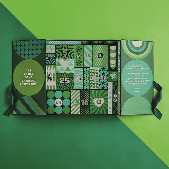 A The Body Shop voltou a acrescentar um cariz solidário ao ritual de oferecer. Além da seleção de produtos para o corpo, rosto, maquilhagem e acessórios, como a divertida bandolete coelhinho ao desmaquilhante de camomila, há sempre uma nova surpresa. Por cada presente das linhas sazonais, a marca vai ajudar o projeto Peace For Play no Líbano, que ajuda a encontrar lugares seguros onde as crianças refugiadas podem brincar e recuperar dos traumas da fuga e da guerra na Síria.
25 Days of Game-Changing Advent-Ure Ultimate Advent Calendar, €80, The Body Shop