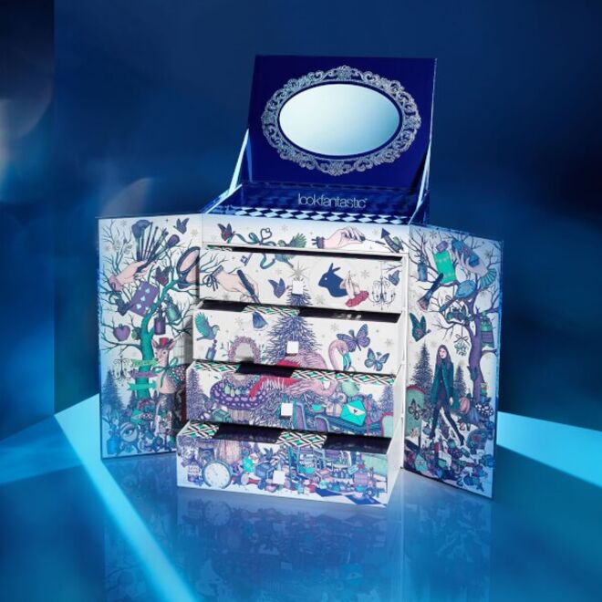 Este ano, a lookfantastic.com inspirou-se no tema ‘Beauty in Wonderland’ para um calendário de 25 produtos de beleza guardados numa caixa a condizer. O kit inclui nove produtos em tamanho full-size, 16 miniaturas deluxe e 19 itens exclusivos para guiá-la durante a temporada festiva. São 13 produtos de cuidado de rosto, três ferramentas de beleza e sete produtos de maquilhagem. 
Calendário do Advento de 2017, €94,95, www.lookfantastic.pt