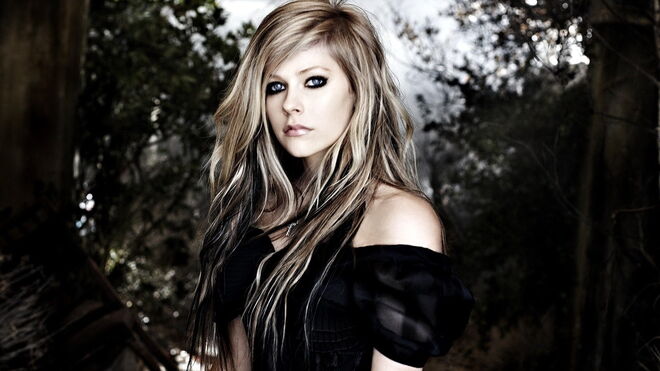 Avril Lavigne | Há quem diga que a cantora morreu em 2002 e que, entretanto, terá sido substituída por uma atriz. Na altura em que desapareceu da ribalta, surgiu um comunicado dizendo que estaria doente e em processo de recuperação. Há quem tenha mesmo detetado, em fotografias e vídeos, marcas diferentes no corpo da cantora e até alterações a nível do formato do nariz e rosto. 