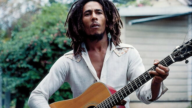 Bob Marley | Há quem acredite que o cantor natural da Jamaica foi assassinado pela CIA. Dizia-se que o artista alertava o público, através do reggae, das tentativas dos EUA tirararem o poder ao primeiro-ministro da Jamaica, Michael Manley, e que por isso terá sofrido as consequências. Esta teoria ganhou força depois de, em 1976, o filho do então diretor da CIA, William Colby, ter visitado Bob Marley.