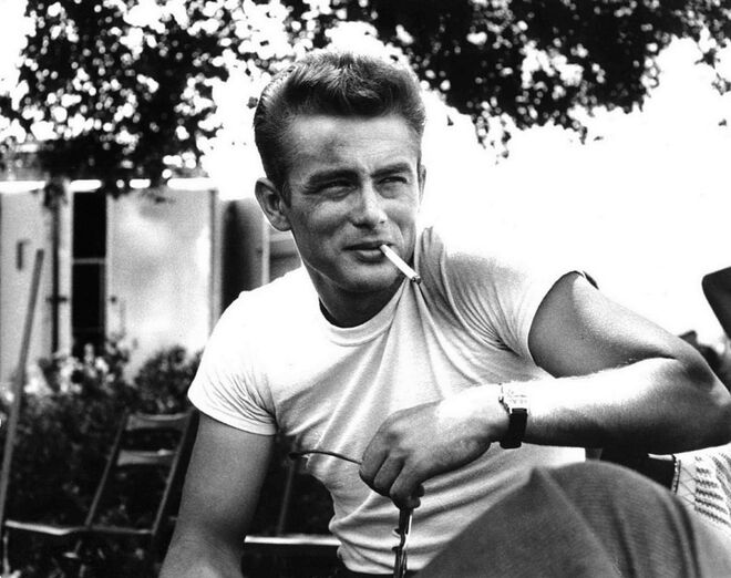 James Dean | É um facto conhecido de todos que James Dean morreu num acidente enquanto conduzia o seu Porsche a alta velocidade. Mas muitos acreditam que o ator fingiu a própria morte, pois consideram difícil alguém não sobreviver a um estrago tão leve como o que foi possível observar através de fotografias do carro. 