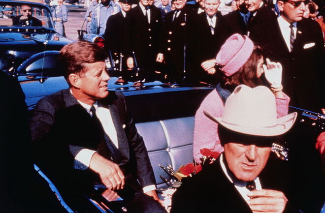 John F. Kennedy | Lee Harvey Oswald, um ex-fuzileiro norte-americano que esteve exilado na União Soviética antes de voltar para a América, foi acusado do assassinato de Kennedy, mas foi morto por Jack Ruby antes que pudesse ser julgado. Muitos acreditam que Oswald foi apenas um bode expiatório. Uns acham que Oswald matou Kennedy, mas não agiu sozinho. Outros têm a convicção de que foi obra do FBI, ou do KGB, e outros ainda creem que a máfia esteve envolvida no caso.