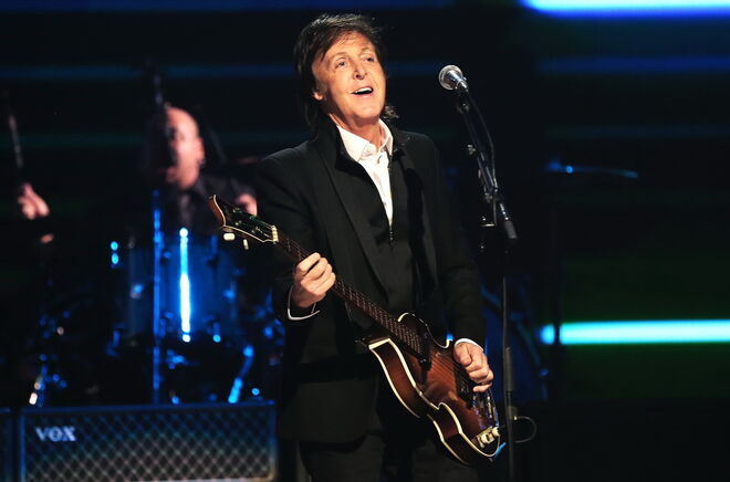 Paul McCartney | O cantor terá morrido num acidente de carro em 1967 e desde então que é substituído por um sósia. 