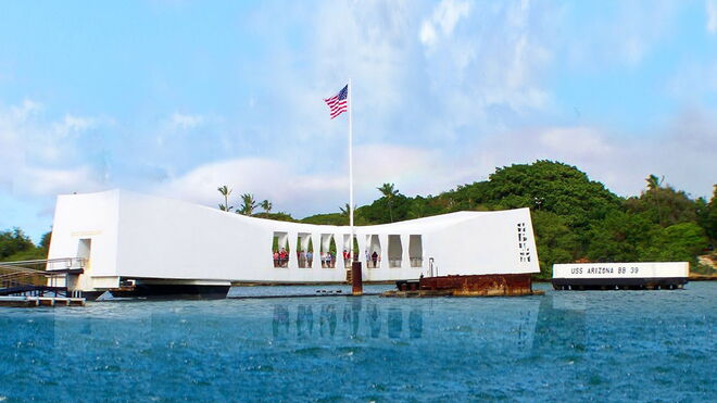 Pearl Harbor | Há quem defenda que o ataque a Pearl Harbor foi forjado. Muitos acreditam que o presidente norte-americano na altura, Franklin Roosevelt, soube com antecedência do ataque japonês e, mesmo ciente das invasivas, permitiu que os americanos fossem em frente, fazendo com que o país entrasse na II Guerra Mundial.