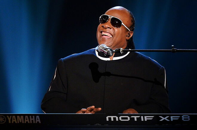 Stevie Wonder | Os comentários irónicos do cantor em relação à sua visão têm dado origem às mais variadas teorias da conspiração. Isto porque Stevie Wonder vai muitas vezes a jogos de basquetebol, foi visto a apanhar um microfone que estava a cair e diz que adora fotografia…