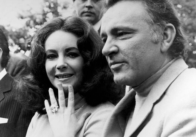 ELIZABETH TAYLOR | Ninguém ultrapassa a atriz no que toca a casamentos e anéis de noivado. Este vale 8,8 milhões de dólares e foi oferecido pelo homem com quem casou duas vezes, o ator Richard Burton. 