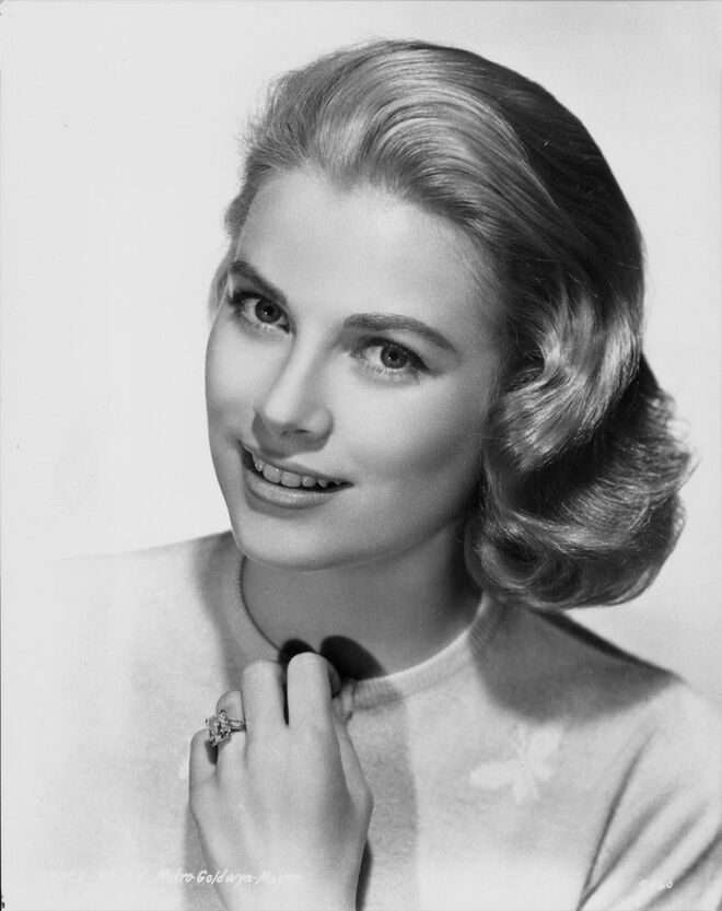GRACE KELLY | O Príncipe Rainier III do Mónaco escolheu este anel da Cartier, no valor de 3 milhões de dólares, para pedir a mão da atriz. 