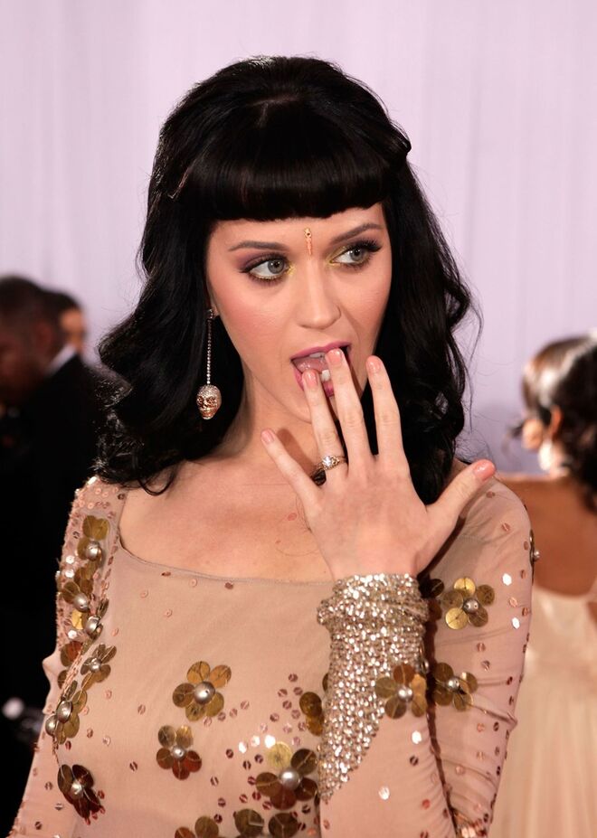 KATY PERRY | No tempo em que namorou com o ator britânico Russell Brand, a cantora recebeu este anel da Cartier avaliado em 120 mil dólares. 