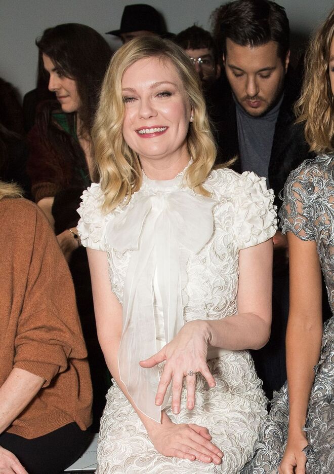 KIRSTEN DUNST | Jesse Plemons ofereceu este anel cujo valor está estimado em 80 mil dólares.