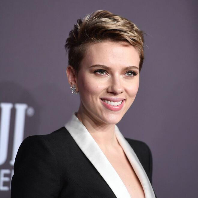 SCARLETT JOHANSON | Fã dos tratamentos de beleza caseiros, a atriz lava o rosto com vinagre de cidra para manter a pele limpa e radiante. “É muito eficaz. Mas não recomendo que o usem como tónico, porque pode ser demasiado agressivo”, terá aconselhado a atriz.